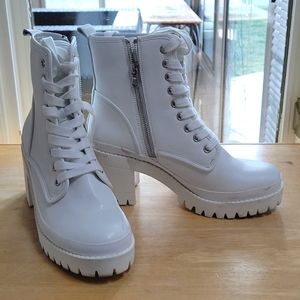 Steve Madden white leather platform bootie size 9M